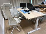 un bureau avec une chaise et un ordinateur dessus