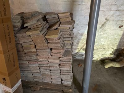 Lot comprenant : - Environ 30 m2 de pierres grises - 2 Potea… - Photo 1