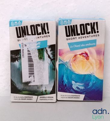 deux paquets de cigarettes non scellés posés sur une table