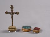 une croix, une boîte et une bague posées sur une table