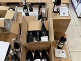 de nombreuses caisses de vin posées par terre dans un magasin
