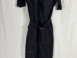 une robe noire sur fond blanc, avec un fond blanc