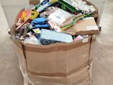 une boîte en carton remplie d'objets divers dans une pièce