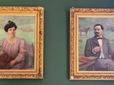deux tableaux représentant un homme et une femme sur un mur vert