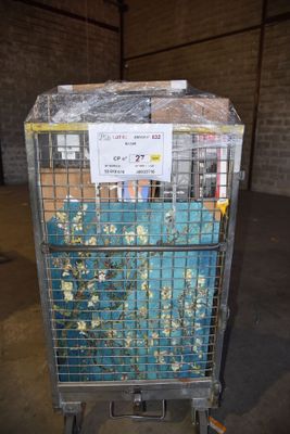 un chariot métallique sur lequel est posé un conteneur bleu