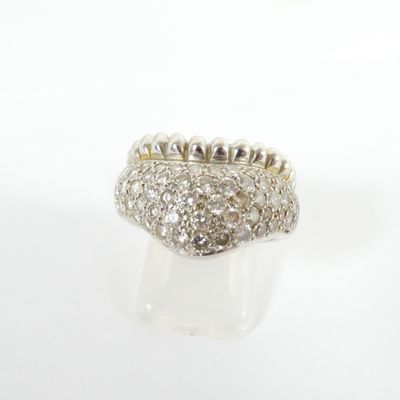 une image d'une bague en diamant sur une surface blanche