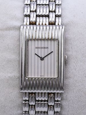 gros plan d'une montre sur une surface blanche