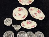 un ensemble de plats et de vaisselle en verre posés sur une surface noire