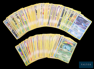 de nombreuses cartes Pokémon sur fond noir