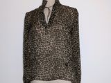 une photo d'un mannequin portant une chemise à imprimé léopard