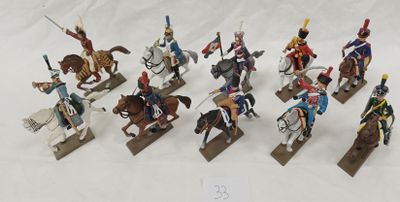 de nombreuses figurines de soldats exposées sur un socle blanc