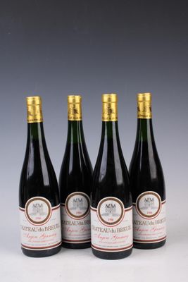 quatre bouteilles de vin sont alignées sur une table