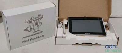 une boîte contenant une tablette, posée sur une table