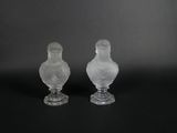 deux vases en verre transparent posés sur une surface noire