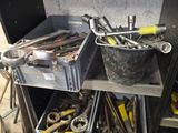 un grand nombre d'outils qui restent sur une étagère