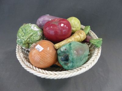 un bol de fruits et de légumes posé sur une table