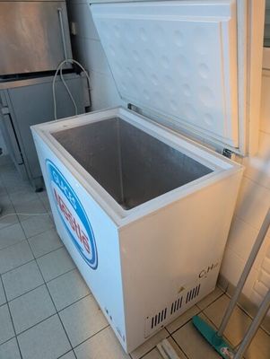un congélateur blanc posé dans un coin de la cuisine