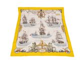 un gros plan sur une écharpe jaune et blanche ornée de bateaux