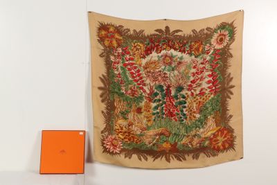 une tapisserie accrochée au mur à côté d'une boîte orange