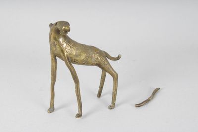 lion en bronze, style perse, 11 x 10 cm env. (acc. à la queue)