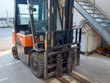 un chariot élévateur garé dans un entrepôt équipé d'un escalier