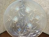 une assiette en verre décorée de fleurs, posée sur une table