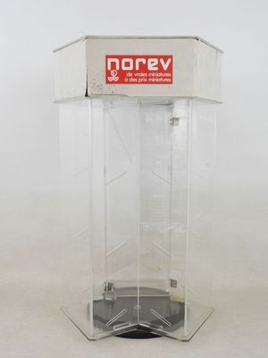 une boîte transparente sur laquelle est posée une pancarte