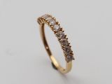 une bague en or ornée de trois diamants