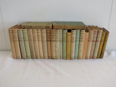 plusieurs vieux livres empilés sur une surface blanche