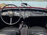une vue de l'intérieur d'une voiture depuis le siège du conducteur