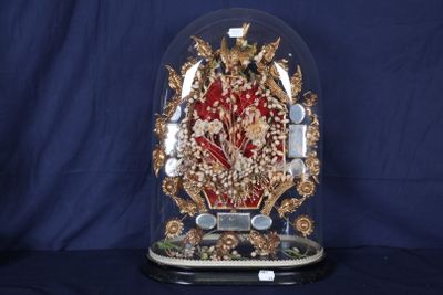 un dôme de verre avec une horloge à l'intérieur sur une table