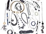de nombreux colliers et bracelets de toutes sortes disposés sur une surface blanche