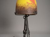 l'image d'une lampe posée sur une table
