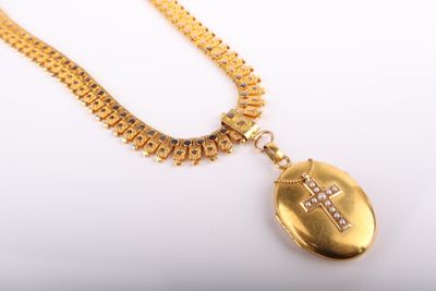 Gros plan sur un collier en or orné d'une croix