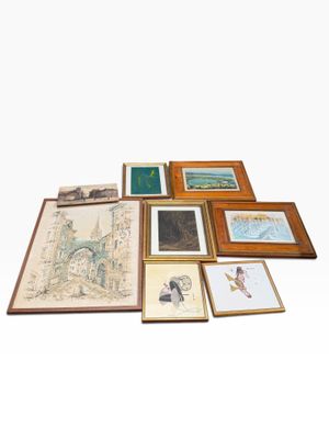 un ensemble d'œuvres d'art, encadrées et non encadrées