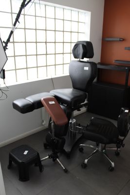 une chaise qui se trouve à côté d'une autre chaise dans une pièce