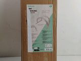une boîte en carton posée sur une table