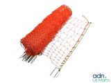 une image représentant un rouleau de filet orange à côté d'une paire de ciseaux