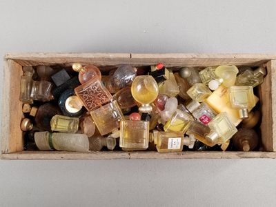 une caisse en bois remplie de bouteilles et encore de bouteilles d'alcool