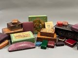 une pile de petites boîtes et de cartons posés sur une table