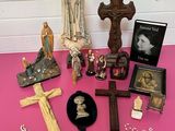 de nombreux objets religieux posés sur une table recouverte d'une nappe rose