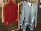 deux vestes suspendues à un portant dans un magasin de vêtements