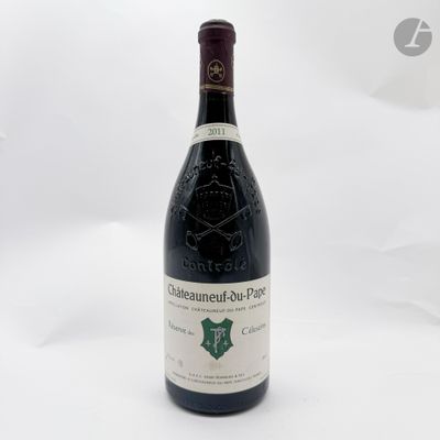 une bouteille de vin posée sur une table