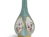 un vase bleu orné d'un motif floral