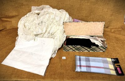 beaucoup d'objets qui traînent sur le canapé