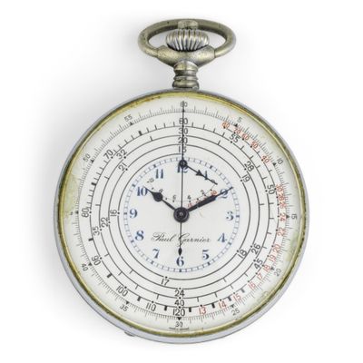 une montre de poche en argent avec un cadran blanc sur fond blanc