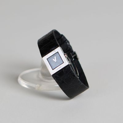 une montre posée sur un socle en verre