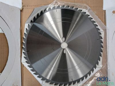 deux lames de scie circulaire posées sur une boîte en carton