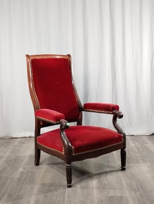 une image représentant une chaise rouge posée sur un parquet