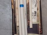 deux rouleaux de papier toilette et un rouleau de papier toilette par terre